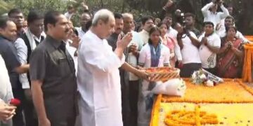 ବିଜୁ ବାବୁଙ୍କ ପ୍ରତିମୂର୍ତ୍ତିରେ ପୁଷ୍ପମାଲ୍ୟ ଅର୍ପଣ