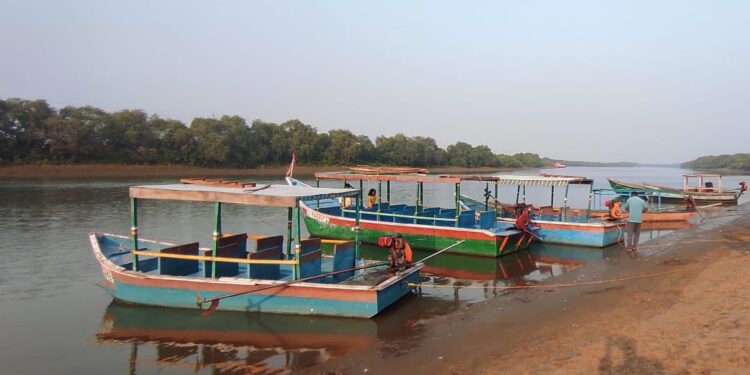 ଗଙ୍ଗାଦେବୀ ମୁହାଣରେ ବିପଦପୂର୍ଣ୍ଣ ନୌକାବିହାର