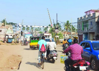 ମାଟିଆପଡ଼ା ରେଳ ଓଭର୍‌ବ୍ରିଜ୍ : ନିର୍ମାଣ ବିଳମ୍ବ, ଲୋକେ ହନ୍ତସନ୍ତ