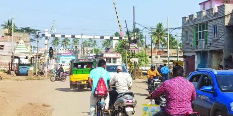 ମାଟିଆପଡ଼ା ରେଳ ଓଭର୍‌ବ୍ରିଜ୍ : ନିର୍ମାଣ ବିଳମ୍ବ, ଲୋକେ ହନ୍ତସନ୍ତ