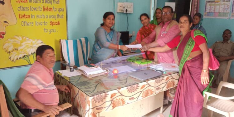 ବ୍ଳକମଣ୍ଡଳ ଶିକ୍ଷାଧିକାରୀଙ୍କ ଅଫିସ ସମ୍ମୁଖରେ ପାଚିକା ସହାୟିକାଙ୍କ ଗଣ ବିକ୍ଷୋଭ