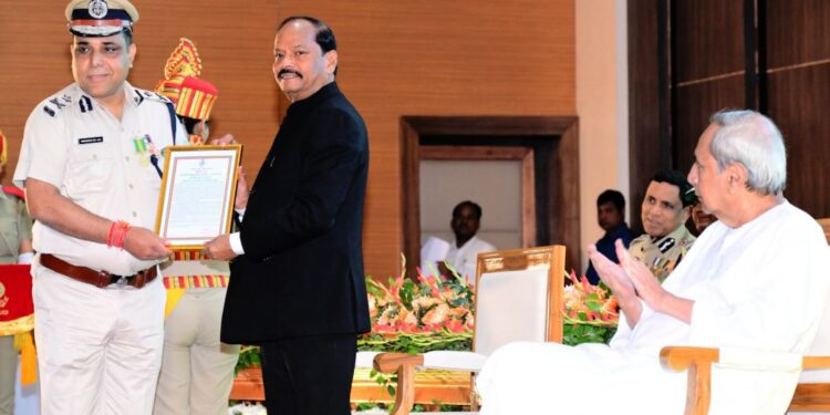 ଉଲ୍ଲେଖନୀୟ ତଥା ବିଶିଷ୍ଟ ସେବା ନିମନ୍ତେ ଦିଆଗଲା ରାଷ୍ଟ୍ରପତି ଓ ରାଜ୍ୟପାଳ ପଦକ