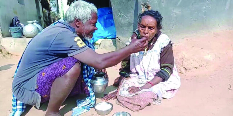 ହାତ ଛାଡ଼ିଦେଲା ପୁଅ; ରୋଗୀଣା ପତ୍ନୀଙ୍କୁ ଧରି ଦହଗଞ୍ଜ ହେଉଛନ୍ତି ଭରତ