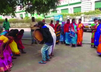 ଧନୀ ଜିଲ୍ଲାର ବିକଳ ଚିତ୍ର: ଗାଁକୁ ରାସ୍ତା ନାହିଁ, ଚାଙ୍ଗୁ ବଜାଇ ପ୍ରତିବାଦ କଲେ ଲୋକେ