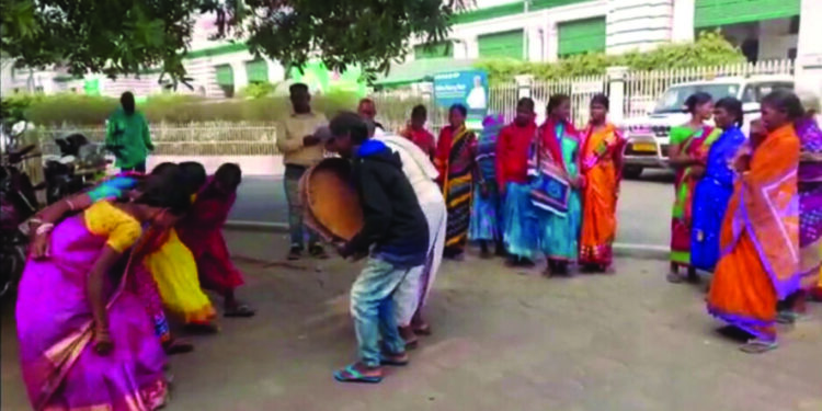 ଧନୀ ଜିଲ୍ଲାର ବିକଳ ଚିତ୍ର: ଗାଁକୁ ରାସ୍ତା ନାହିଁ, ଚାଙ୍ଗୁ ବଜାଇ ପ୍ରତିବାଦ କଲେ ଲୋକେ