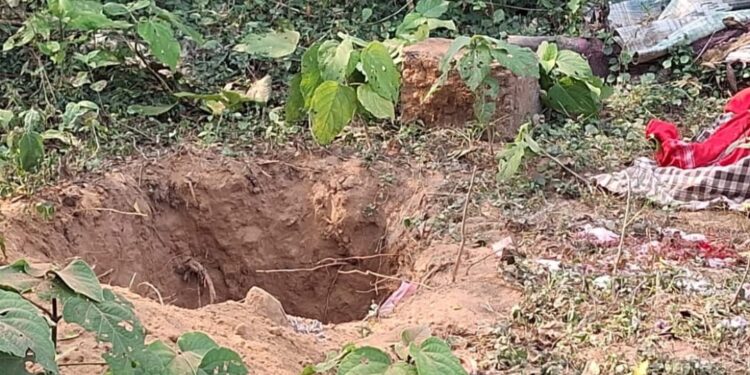 ୬ ମାସ ତଳର ବୃଦ୍ଧାଙ୍କ ଶବ କାଢି ପୂଜା , ଗୁଣିଗାରେଡ଼ି ସନ୍ଦେହ