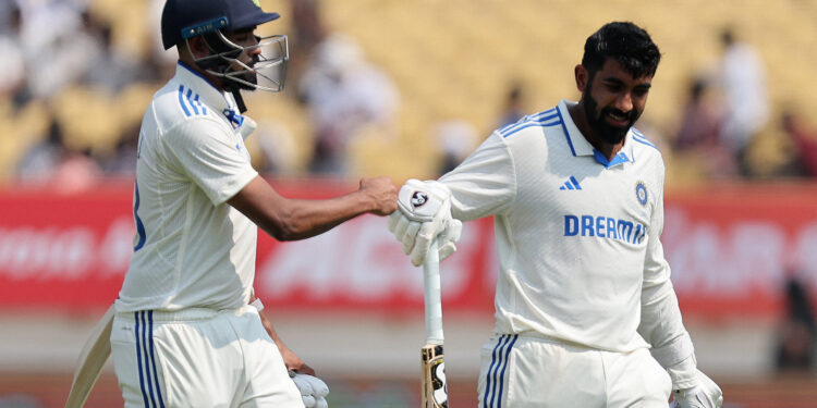 ରାଜକୋଟ ଟେଷ୍ଟ: ଭାରତ ୪୪୫ ରନରେ ଅଲଆଉଟ