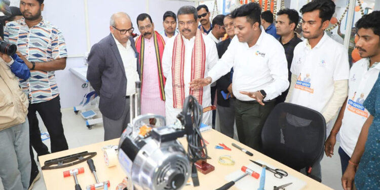 ‘ସ୍କିଲ୍ ଇଣ୍ଡିଆ ସେଣ୍ଟର’ ଲୋକାର୍ପଣ କଲେ କେନ୍ଦ୍ରମନ୍ତ୍ରୀ