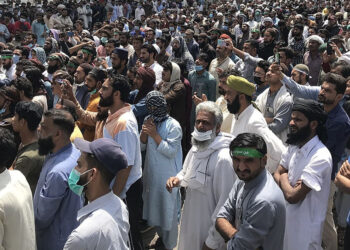 ପାକିସ୍ତାନରେ ନୂତନ ସରକାର ଗଠନ ପୂର୍ବରୁ ସାଧାରଣ ଜନତାଙ୍କୁ ଝଟକା: ଡିଜେଲ, ପେଟ୍ରୋଲ ଏବଂ ଗ୍ୟାସ ଦର ବୃଦ୍ଧି