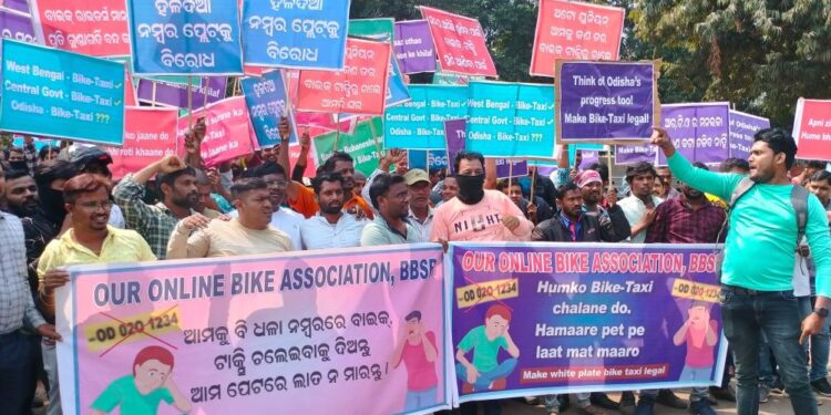 ହଳଦିଆ ନମ୍ବର ପ୍ଲେଟକୁ ବିରୋଧ କରି ଓଡ଼ିଶା ବାଇକ୍ ଟ୍ୟାକ୍ସି ଚାଳକଙ୍କ ଧର୍ମଘଟ