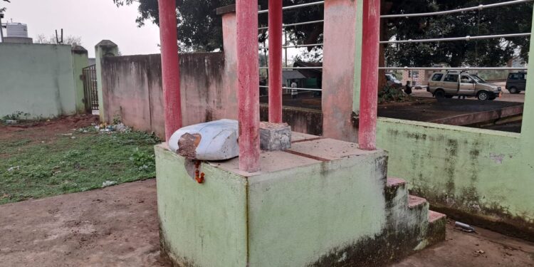 ପ୍ରବାଦ ପୁରୁଷ ବିଜୁ ପଟ୍ଟନାୟକଙ୍କ ପ୍ରତିମୂର୍ତ୍ତି ଭାଙ୍ଗିଲେ ଦୁର୍ବୁତ୍ତ, ଥାନାରେ ଅଭିଯୋଗ