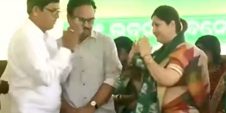 ବିଜେଡିରେ ସାମିଲ ହେଲେ ବାପି ସର୍ଖେଲଙ୍କ ପତ୍ନୀ ମୋନିଦୀପା