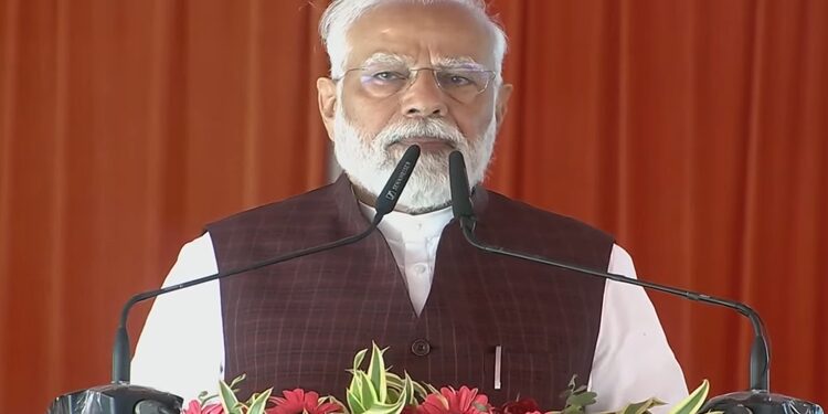 ଆଜମଗଡ଼ରେ ୩୪,୦୦୦ କୋଟି ମୂଲ୍ୟର ଏକାଧିକ ବିକାଶମୂଳକ କାର୍ଯ୍ୟକ୍ରମର ଉଦଘାଟନ ଏବଂ ଶିଳାନ୍ୟାସ କଲେ ପ୍ରଧାନମନ୍ତ୍ରୀ