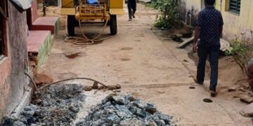 ହଟିଲାନି ଜବର ଦଖଲ, କଂକ୍ରିଟ ରାସ୍ତା ଖୋଳାଯାଇ ତିଆରି ହେଉଛି ନଳା