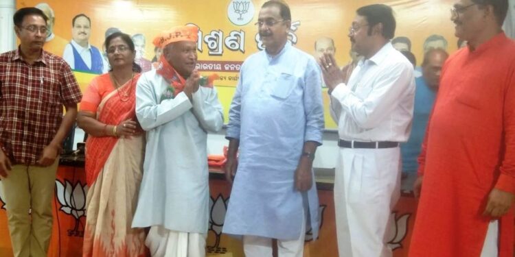 ବିଜେପିରେ ସାମିଲ ହେଲେ ବିଜେଡିର ପୂର୍ବତନ ସାଂସଦ ଓ ବିଧାୟକ ଧନେଶ୍ୱର ମାଝୀ