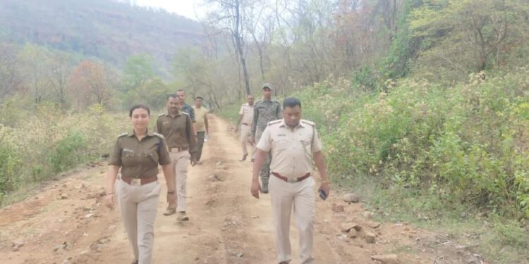 ୨୦୨୪ ନିର୍ବାଚନୀ ପ୍ରସ୍ତୁତି: ମାଓବାଦୀ ପ୍ରବଣ ଅଞ୍ଚଳ ଉମେରକୋଟ ରେ ଅବାଧ ଏବଂ ନିରପେକ୍ଷ ନିର୍ବାଚନ ପାଇଁ ପୁଲିସର ମାରାଥନ ଗସ୍ତ