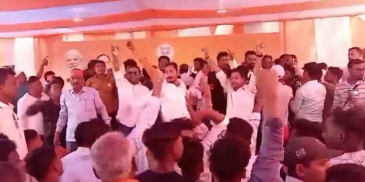 ବିଜେପି କାର୍ଯ୍ୟାଳୟରେ ହଙ୍ଗାମା କଲେ ଖୋର୍ଦ୍ଧା କର୍ମୀ