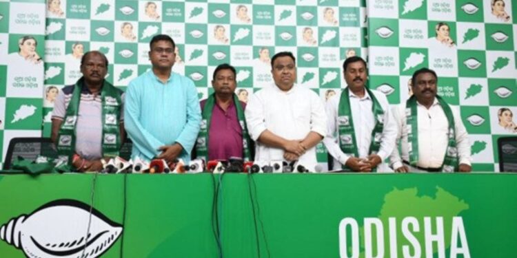 ବିଜେଡ଼ିରେ ଯୋଗ ଦେଲେ ସମ୍ବଲପୁର ମ୍ୟୁନିସିପାଲିଟିର ୪ଜଣ ପୂର୍ବତନ ବିଜେପି କାଉନସିଲର