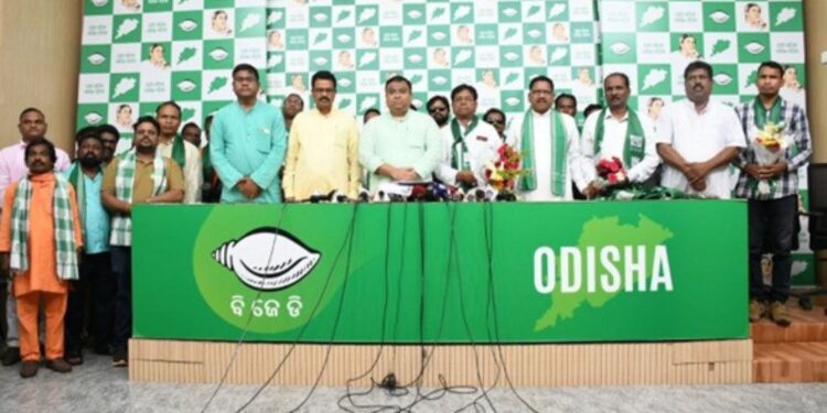 ବିଜେଡ଼ିରେ ଯୋଗଦେଲେ ବିଜେପି ନେତା ରାମଚନ୍ଦ୍ର ପାଙ୍ଗୀ ଓ କଂଗ୍ରେସ ନେତା ଅଭିରାମ ହନ୍ତାଳ