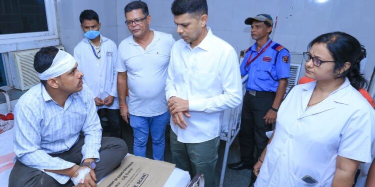 ଯାଜପୁର ବସ ଦୁର୍ଘଟଣା: ଆହତମାନଙ୍କୁ ଭେଟିଲେ 5ଟି ଅଧ୍ୟକ୍ଷ କାର୍ତ୍ତିକ ପାଣ୍ଡିଆନ