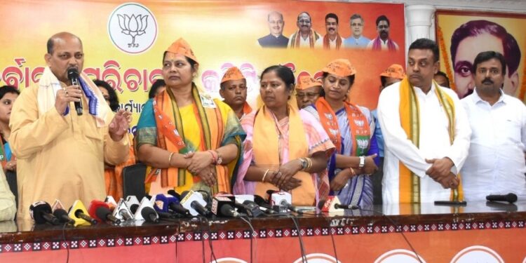 ବିଜେପିରେ ଯୋଗ ଦେଲେ ବିଜେଡି ନେତ୍ରୀ ସନ୍ଧ୍ୟାବତୀ ପ୍ରଧାନ ଏବଂ ଲିଙ୍କନ ସୁବୁଦ୍ଧି