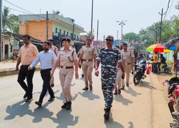 ଶାନ୍ତିପୂର୍ଣ୍ଣ ଓ ଭୟ ମୁକ୍ତ ନିର୍ବାଚନ ପାଇଁ ପୋଲିସ ଓ ସିଆରପିଏଫର ମିଳିତ ଫ୍ଲାଗ ମାର୍ଚ୍ଚ