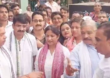 ସବୁ କଟକଣାକୁ ପରିତ୍ୟାଗ କରି ପୁଅ ପାଇଁ ଭୋଟ ଭିକ୍ଷା କଲେ ସୁରେଶ ରାଉତରାୟ