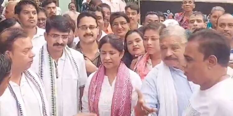 ସବୁ କଟକଣାକୁ ପରିତ୍ୟାଗ କରି ପୁଅ ପାଇଁ ଭୋଟ ଭିକ୍ଷା କଲେ ସୁରେଶ ରାଉତରାୟ