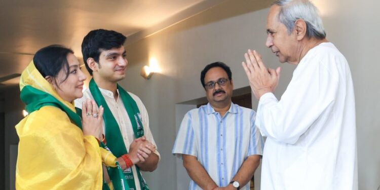 ବିଗିଡି ଗଲା ଧର୍ମେନ୍ଦ୍ରଙ୍କ ଗଣିତ, ବିଜେଡିରେ ସାମିଲ ହେଲେ ସମ୍ବଲପୁର ସାଂସଦଙ୍କ ପତ୍ନୀ ଅରୁନ୍ଧତି ଦେବୀ