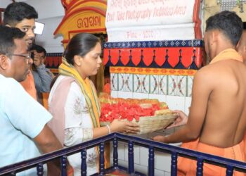 ମା ସମଲେଶ୍ବରୀଙ୍କୁ ଦର୍ଶନ କରି ପ୍ରଚାର ଆରମ୍ଭ କଲେ ଦୀପାଳି ଦାସ