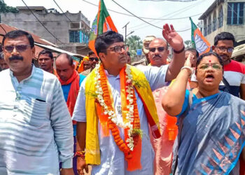 ବିଜେପି ପ୍ରାର୍ଥୀ ଦେବାଶିଷ ଧର ନାମାଙ୍କନ ପତ୍ର ଖାରଜ: ସୁପ୍ରିମକୋର୍ଟ ଗଲେ ପୂର୍ବତନ ଆଇପିଏସ୍ ଅଧିକାରୀ