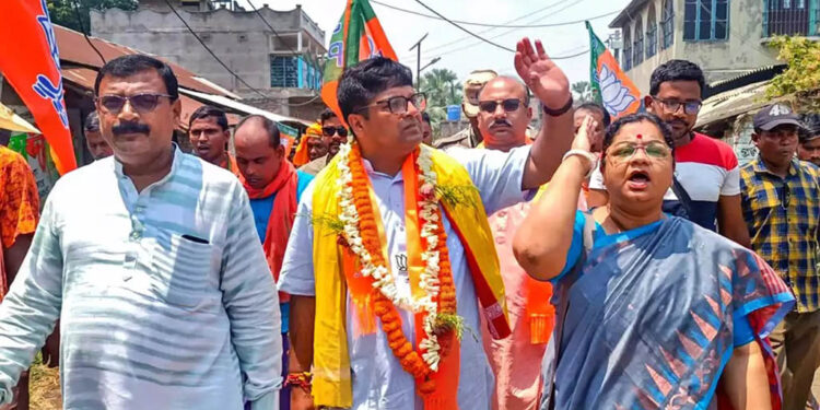 ବିଜେପି ପ୍ରାର୍ଥୀ ଦେବାଶିଷ ଧର ନାମାଙ୍କନ ପତ୍ର ଖାରଜ: ସୁପ୍ରିମକୋର୍ଟ ଗଲେ ପୂର୍ବତନ ଆଇପିଏସ୍ ଅଧିକାରୀ