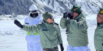 ବିଶ୍ୱର ସର୍ବୋଚ୍ଚ ଯୁଦ୍ଧ କ୍ଷେତ୍ର ସିଆଚୀନ ଗସ୍ତରେ ପ୍ରତିରକ୍ଷା ମନ୍ତ୍ରୀ: ସୁରକ୍ଷା ପରିସ୍ଥିତିର କଲେ ସମୀକ୍ଷା