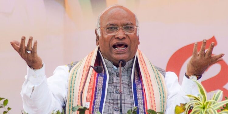 ବିଜେପିକୁ ଯଦି ନ ହଟାଇବା ତେବେ ସମ୍ବିଧାନ ବିପଦରେ ରହିବ: ଖଡଗେ