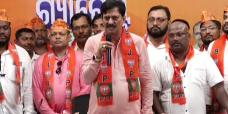 ପଦ୍ମ ଧରିଲେ ସମୀର