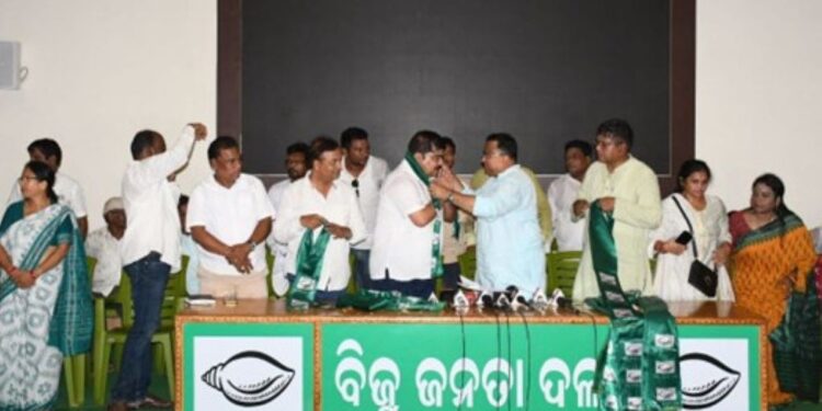 ବିଜେଡ଼ିରେ ଯୋଗ ଦେଲେ ଭୁବନେଶ୍ୱର-ଉତ୍ତରର ବରିଷ୍ଠ ବିଜେପି ନେତା ଯୁଗାଂଶୁ ଶେଖର ପଣ୍ଡା