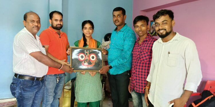 କୃତି ଛାତ୍ରୀଙ୍କୁ ସମ୍ବର୍ଦ୍ଧନା