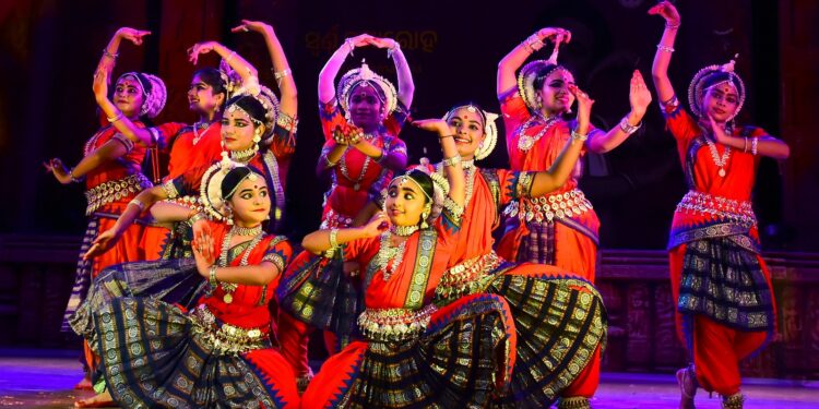 ନୃତ୍ୟାନୁଷ୍ଠାନ ତ୍ରିଧାରା ପକ୍ଷରୁ ଆୟୋଜିତ ‘ସ୍ୱର୍ଣ୍ଣ ସମାରୋହ