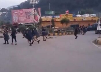 ପିଓକେରେ ଯୁଦ୍ଧ ଭଳି ପରିସ୍ଥିତି: ଅଟା ମୂଲ୍ୟ ବୃଦ୍ଧି ଯୋଗୁଁ ସୁରକ୍ଷା ବାହିନୀକୁ ଗୋଡ଼ାଇ ପିଟିଲେ କାଶ୍ମୀରବାସୀ