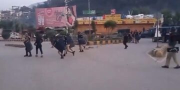 ପିଓକେରେ ଯୁଦ୍ଧ ଭଳି ପରିସ୍ଥିତି: ଅଟା ମୂଲ୍ୟ ବୃଦ୍ଧି ଯୋଗୁଁ ସୁରକ୍ଷା ବାହିନୀକୁ ଗୋଡ଼ାଇ ପିଟିଲେ କାଶ୍ମୀରବାସୀ