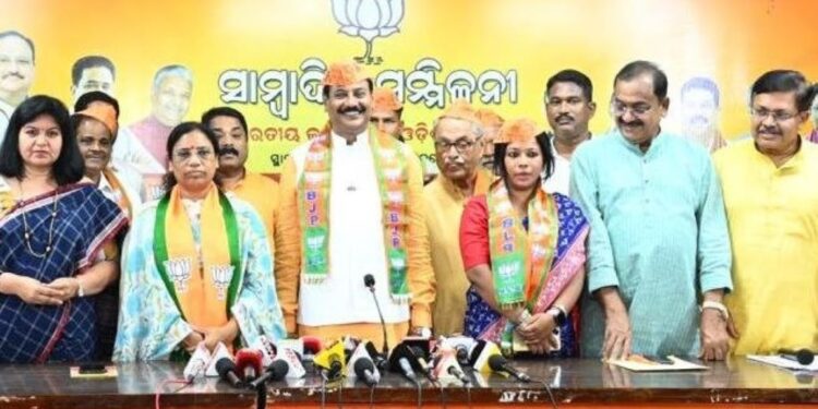 ବୁଥରେ ଇଭିଏମ ଭାଙ୍ଗିବାକୁ ନେଇ ଉତ୍ତେଜନା: ଚିଲିକା ବିଧାୟକଙ୍କ ଉପରେ ବିଜେଡ଼ି ଆଣିଲା ଅଭିଯୋଗ