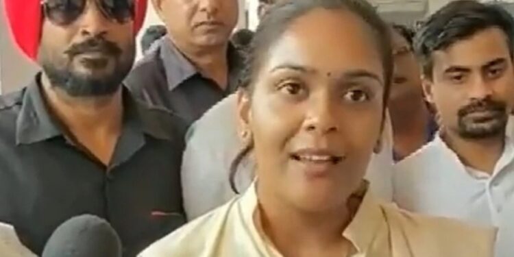 ଇଭିଏମ ତ୍ରୁଟି ଉପରେ ଅଭିଯୋଗ କଲେ ଦୀପାଳି ଦାସ, ତାଙ୍କ ଗାଁରେ ବିଜେପି ଆଗୁଆ ନେଇ ସନ୍ଦେହ