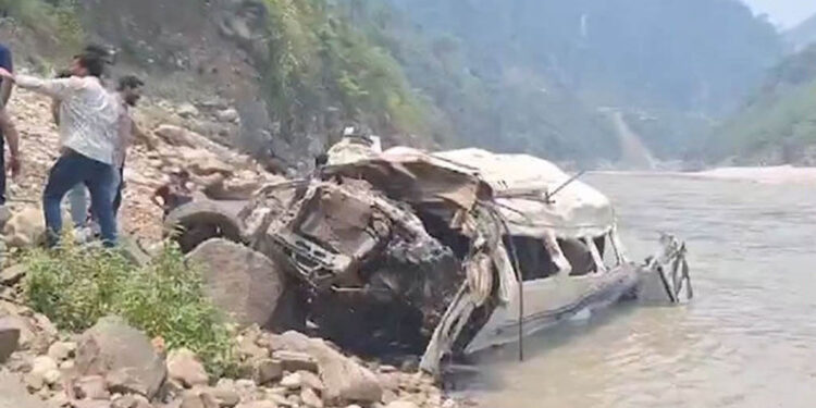 ବଦ୍ରିନାଥ ରାଜପଥରେ ଦୁର୍ଘଟଣା, ନଦୀକୁ ଖସିଲା ଟେମ୍ପୋ ଟ୍ରାଭେଲର୍, ୧୦ ମୃତ୍ୟୁ