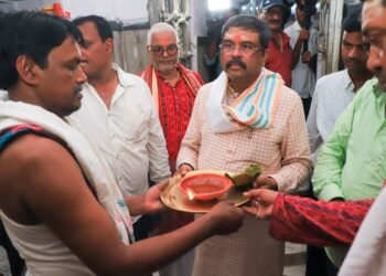 ସାଂସଦ ଭାବେ ଜିତିବା ପରେ ଆଜି ସମ୍ବଲପୁରର ବିଭିନ୍ନ ମନ୍ଦିର ବୁଲି ଦର୍ଶନ କଲେ କେନ୍ଦ୍ରମନ୍ତ୍ରୀ ଧର୍ମେନ୍ଦ୍ର ପ୍ରଧାନ