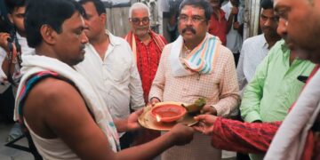 ସାଂସଦ ଭାବେ ଜିତିବା ପରେ ଆଜି ସମ୍ବଲପୁରର ବିଭିନ୍ନ ମନ୍ଦିର ବୁଲି ଦର୍ଶନ କଲେ କେନ୍ଦ୍ରମନ୍ତ୍ରୀ ଧର୍ମେନ୍ଦ୍ର ପ୍ରଧାନ