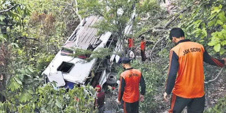 ଜମ୍ମୁ ଆକ୍ରମଣରେ ପାକିସ୍ଥାନର ହାତ, ୨୦ ମିନିଟ ଯାଏଁ ବସ୍‌ କୁ ଗୁଳି ଚଳାଇଥିଲେ ୪ ଆତଙ୍କବାଦୀ