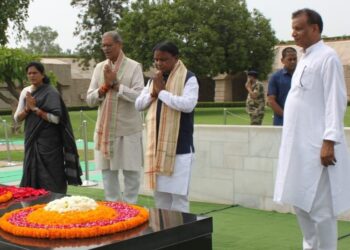 ମହାତ୍ମା ଗାନ୍ଧୀଙ୍କ ସମାଧୀ ସ୍ଥଳରେ ଶ୍ରଦ୍ଧାଞ୍ଜଳି ଦେଲେ ମୁଖ୍ୟମନ୍ତ୍ରୀ ସହ ଦୁଇ ଉପମୁଖ୍ୟମନ୍ତ୍ରୀ