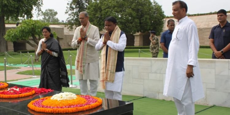 ମହାତ୍ମା ଗାନ୍ଧୀଙ୍କ ସମାଧୀ ସ୍ଥଳରେ ଶ୍ରଦ୍ଧାଞ୍ଜଳି ଦେଲେ ମୁଖ୍ୟମନ୍ତ୍ରୀ ସହ ଦୁଇ ଉପମୁଖ୍ୟମନ୍ତ୍ରୀ