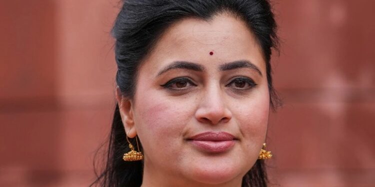 ରଦ୍ଦ ହେଉ ଅସଦୁଦ୍ଦିନ ଓୱାଇସିଙ୍କ ସଂସଦର ସଦସ୍ୟତା, ରାଷ୍ଟ୍ରପତିଙ୍କୁ ଚିଠି ଲେଖିଲେ ନବନୀତ ରାଣା