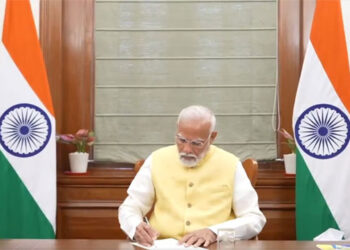 ଚାଷୀଙ୍କ ପାଇଁ ମୋଦୀ ମାରିଲେ ପ୍ରଥମ ଦସ୍ତଖତ
